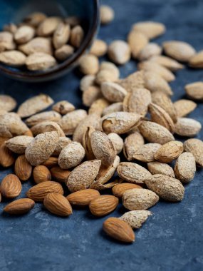 Koyu bir masada kavrulmuş tuzlu badem.