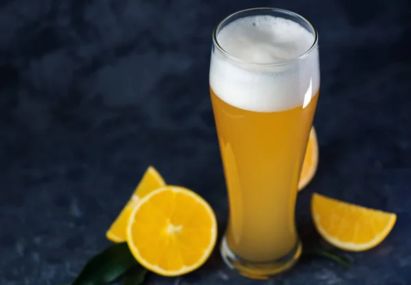 Cerveza Fruta Trigo Vaso Rodajas Naranja Fondo Oscuro Verano Refrescante — Foto de Stock