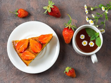 Çilekli havuçlu kek ve bir fincan papatya çayı. Yaz nefis ev yapımı tatlı