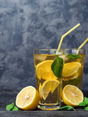 İki bardak Mojito ya da karanlık bir masada limonata. Limon ve nane ile iç.