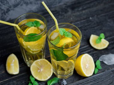 İki bardak Mojito ya da karanlık bir masada limonata. Limon ve nane ile iç.