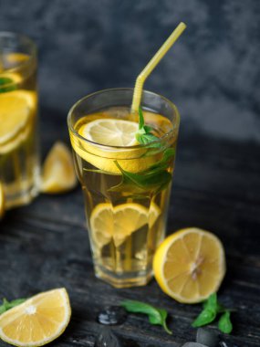 Bir bardak Mojito ya da ahşap bir masada limonata. Yaz serinletici limon ve naneli içecek