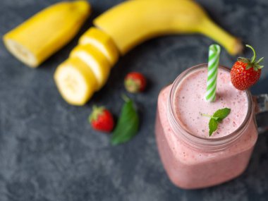 Telif alanı olan çilekli içecek ya da milkshake. Yaz Kırmızısı Kahvaltı