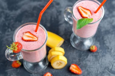 Çilekli süt smoothie yakın çekim