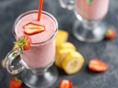 Çilekli süt smoothie yakın çekim