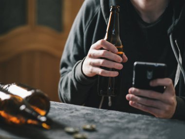 Elinde bir şişe olan sarhoş bir adam. Alkolizm, depresyon ve hayattaki sorunlar