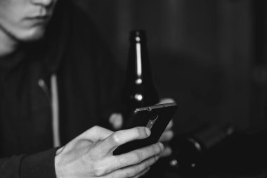 Elinde bir şişe olan sarhoş bir adam. Alkolizm, depresyon ve hayattaki sorunlar