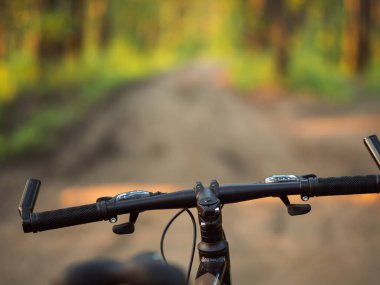 Bisiklet gidonu yakın plan. Yazın orman yolunda bir gezi. Yaşam biçimi