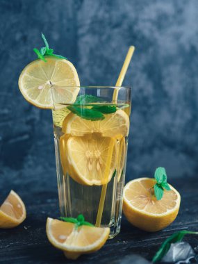 Yaz ferahlatıcı limonata limon ve nane şekeriyle yakın plan bir masa üzerinde.