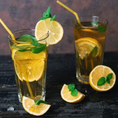 Yaz ferahlatıcı limonata limon ve nane şekeriyle yakın plan bir masa üzerinde.