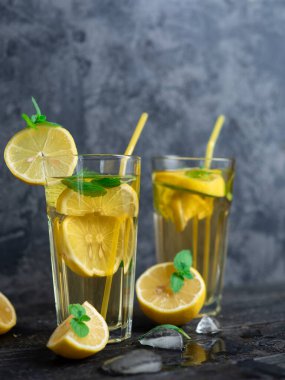 Yaz ferahlatıcı limonata limon ve nane şekeriyle yakın plan bir masa üzerinde.