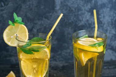 Yaz ferahlatıcı limonata limon ve nane şekeriyle yakın plan bir masa üzerinde.