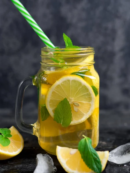 Tarro Cristal Limonada Fría Mojito Con Limón Menta Hielo Sobre —  Fotos de Stock
