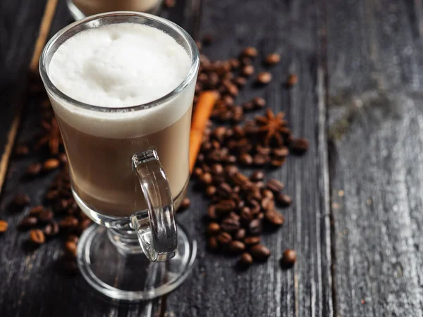 Irischer Kaffee Einem Glas Schnaps Und Einer Cremigen Schäumkappe — Stockfoto