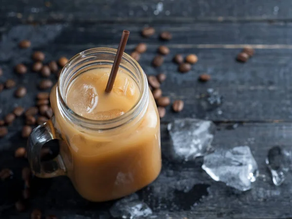 Glazen Pot Koude Koffie Met Een Rietje Een Donkere Tafel — Stockfoto