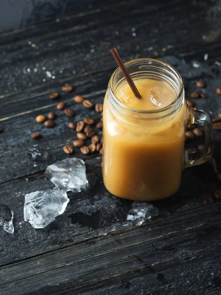 Botol Kaca Kopi Dingin Dengan Sedotan Atas Meja Gelap — Stok Foto