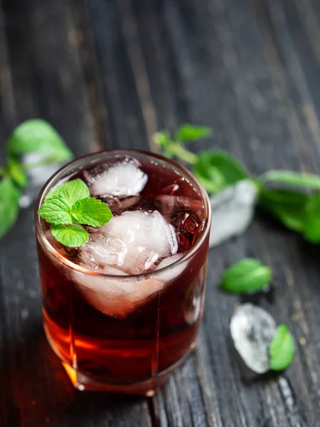 Cocktail Rouge Menthe Dans Verre Sur Une Table Bois Sombre — Photo
