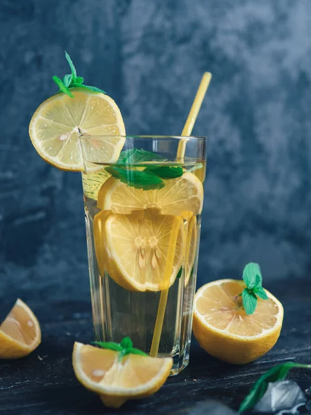 Limonada Refrescante Verão Com Limão Hortelã Uma Mesa Madeira Close — Fotografia de Stock