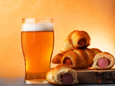 Bir bardak light bira ve sosis.