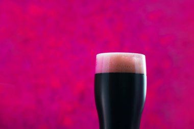 Bira bardağı bira yaratıcı neon modern stil bir arka planda