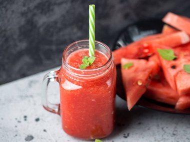 Cam kavanoz lezzetli yaz karpuzu smoothie