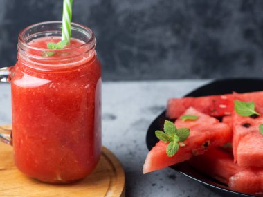 Cam kavanoz lezzetli yaz karpuzu smoothie