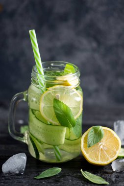 Limonlu limonata ve naneli yaz salatalığı. Soğuk limonata.