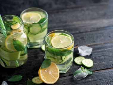 Limonlu limonata ve naneli yaz salatalığı. Soğuk limonata.