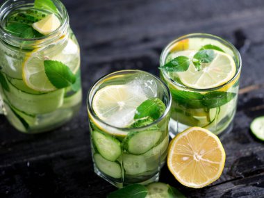 Limonlu limonata ve naneli yaz salatalığı. Soğuk limonata.