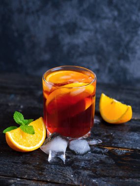 Portakallı klasik Negroni kokteyli.