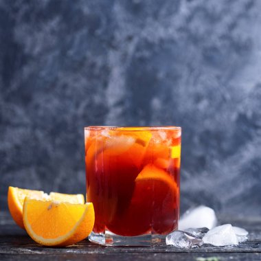 Portakallı klasik Negroni kokteyli.