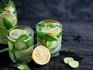 Limonlu limonata ve naneli yaz salatalığı. Soğuk limonata.