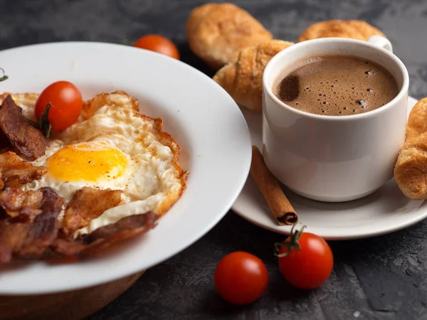 白プレートにベーコンとトマトのスライスとオムレツ クロワッサンとエスプレッソのカップ 英語朝食 — ストック写真