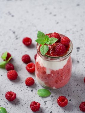 Ahududu soğuk yaz kremalı tatlı parfe gri bir masada naneli