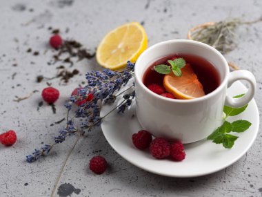 Ahududu, limon ve lavantalı sıcak kırmızı çilek çayı.