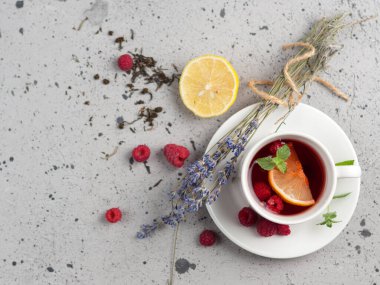 Ahududu, limon ve lavantalı sıcak kırmızı çilek çayı.