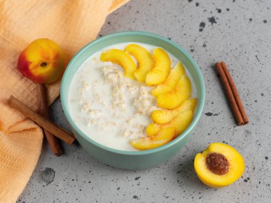 Sütlü yulaf ezmesi ve şeftali veya nektarin ve tarçın