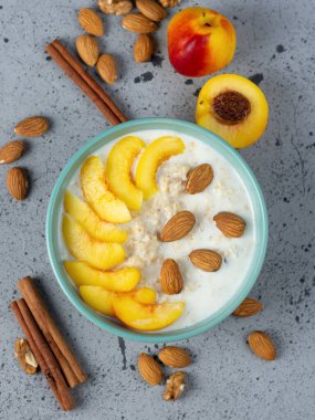 Bademli yulaf ezmesi, tatlım, nektarin. Meyve ve sağlıklı kahvaltı.
