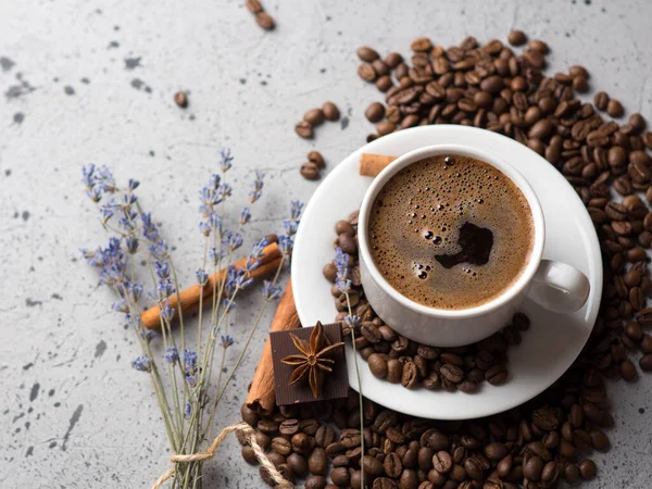 Una Taza Café Expreso Sobre Una Mesa Gris Con Canela —  Fotos de Stock