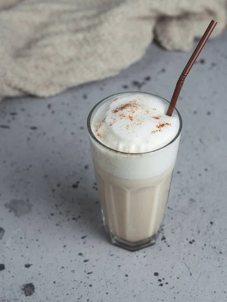 Segelas Kopi Latte Meja Abu Abu Dengan Syal Musim Gugur — Stok Foto