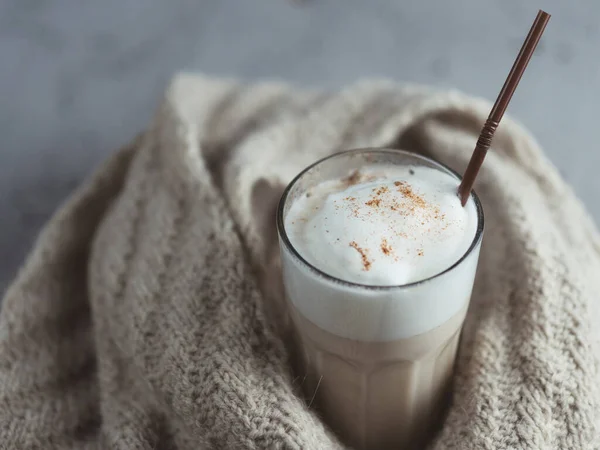 Sklenice Podzimního Kávového Latté Šedém Stole Zabalená Pleteném Šátku — Stock fotografie