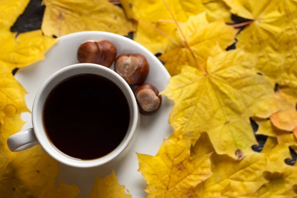 Witte Mok Koffie Herfst Geel Gebladerte Esdoorn Tafel — Stockfoto