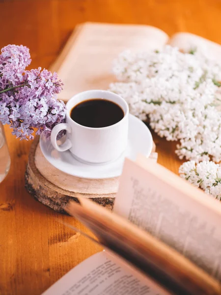 Una Taza Café Blanco Una Mesa Madera Florecientes Ramas Lila —  Fotos de Stock