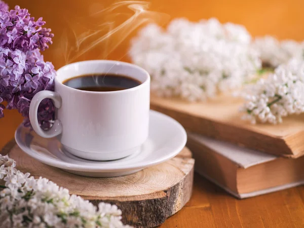 Una Taza Café Blanco Una Mesa Madera Florecientes Ramas Lila —  Fotos de Stock