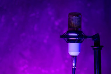 Stüdyo yoğunlaştırıcı mikrofon, bir sürü fotokopi alanı, renkli arka ışık. Ses kaydı, podcast konsepti