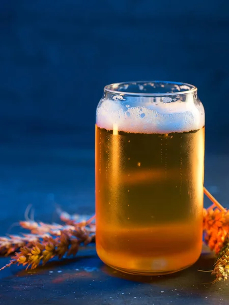 Copo Cerveja Criativo Elegante Fundo Azul Escuro Orelhas Trigo Luz — Fotografia de Stock