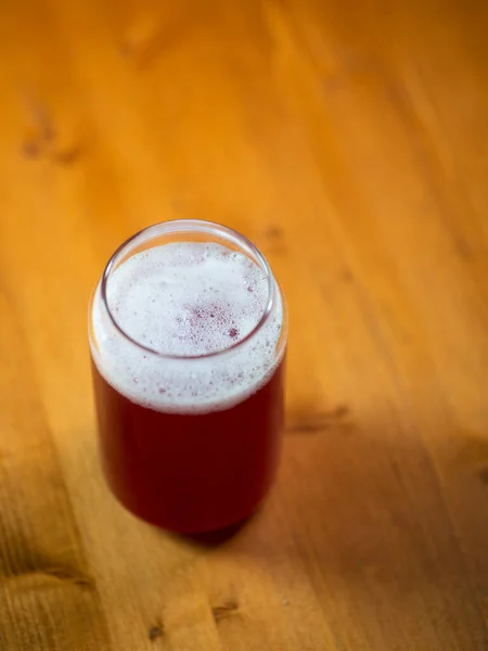 Zomer Rood Fruit Ambachtelijke Bier Zuur Bier Stijlvol Glas Vorm — Stockfoto