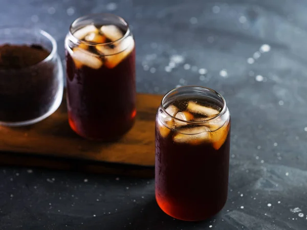 Deux Verres Café Glacé Brassage Froid Dans Des Lunettes Élégantes — Photo