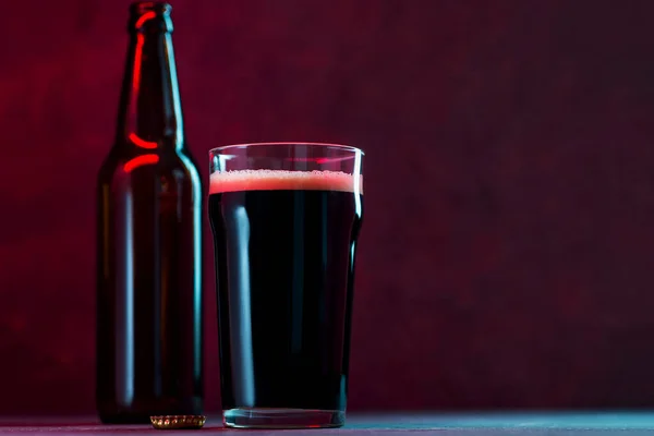 Snygg Modern Meny Hantverksbaren Pint Glas Hantverk Stout Crimson Bakgrund — Stockfoto