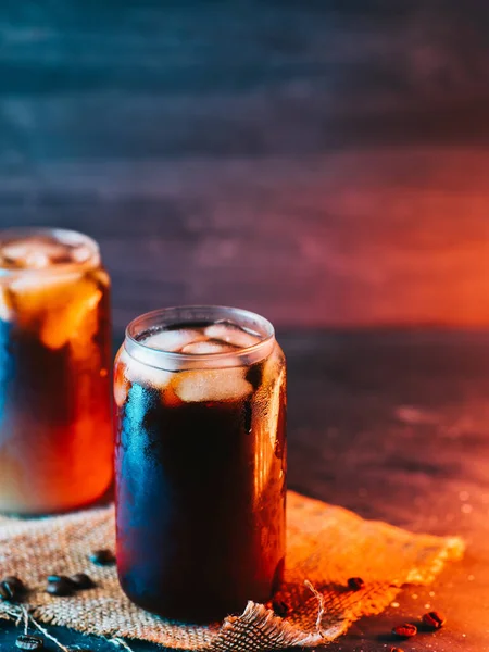 Dois Óculos Criativos Forma Lata Luz Elegante Colorido Mesa Escura — Fotografia de Stock